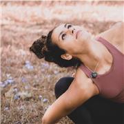 Professeure de yoga Vinyasa, Nice. 
Je propose des cours à domicile et en ligne, en privé, corporate ou en groupe